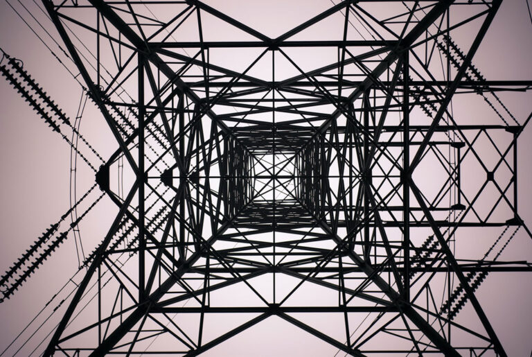 Siyah elektrik kulesi