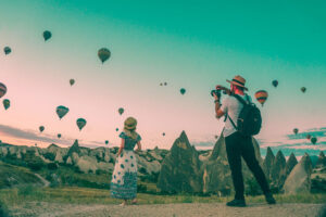 Homme prenant une photo de ballons d'air chaud