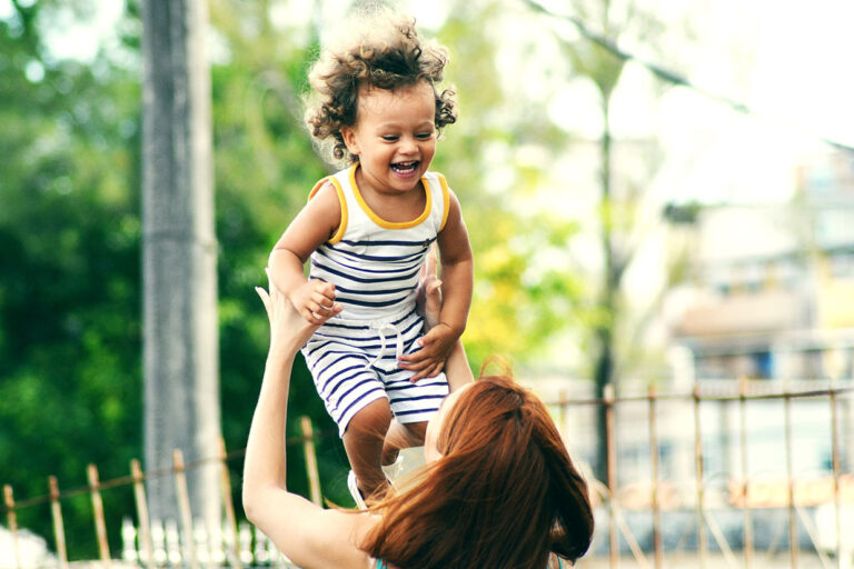 Mujer levantando a un niño