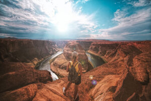 Femme debout au sommet d'un canyon